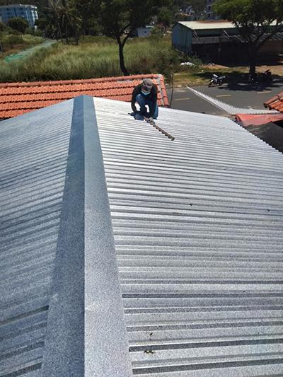 Cơ Sở Thi Công Tôn Chống Thấm Nhật Hùng